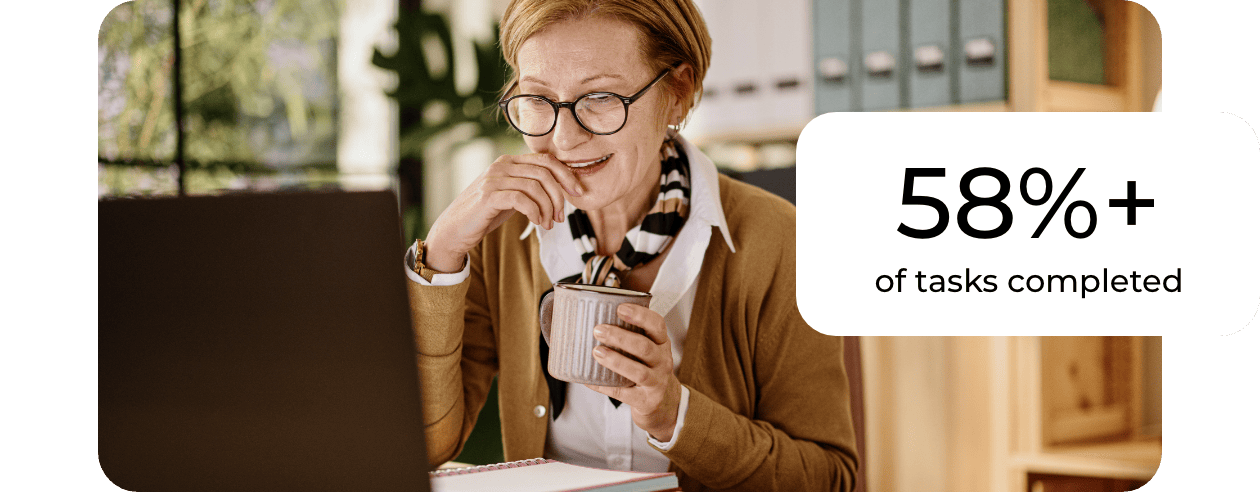 Une femme d'un certain âge, portant des lunettes et un foulard rayé, sourit, une tasse à la main, les yeux rivés sur son ordinateur portable. Le texte sur l'image indique : « Plus de 58 % des tâches accomplies », soulignant ainsi l'efficacité de l'automatisation de la gestion des tickets.