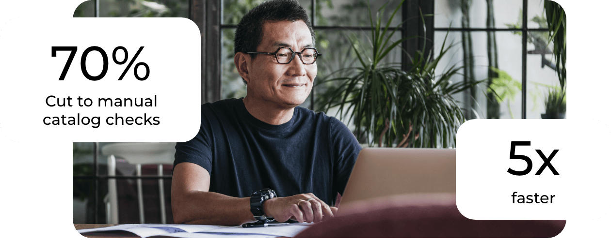 Un homme souriant, portant des lunettes, travaille sur un ordinateur portable à son bureau, grâce à l'automatisation de la gestion des billets. Le texte sur l'image indique : « Réduction de 70 % des vérifications manuelles du catalogue et vitesse multipliée par cinq ».