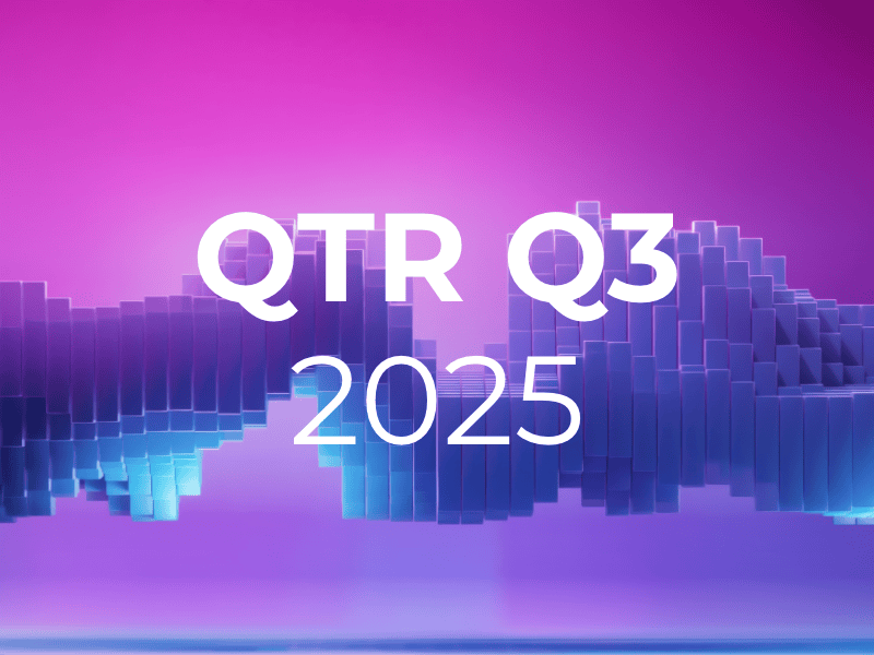 Des blocs 3D abstraits dans des tons bleus et violets forment un motif ondulé sur un fond rose, avec le texte « QTR Q3 2025 » mis en évidence en blanc.