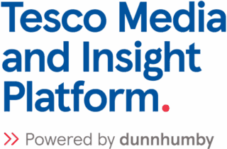 Der blaue Text lautet „Tesco Media and Insight Platform“. Darunter steht in grauer Schrift „Powered by dunnhumby“, begleitet von zwei roten Pfeilen, die nach rechts zeigen.