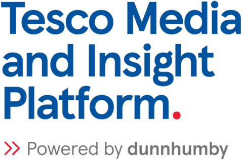 Der blaue Text lautet „Tesco Media and Insight Platform“. Darunter steht in grauer Schrift „Powered by dunnhumby“, begleitet von zwei roten Pfeilen, die nach rechts zeigen.