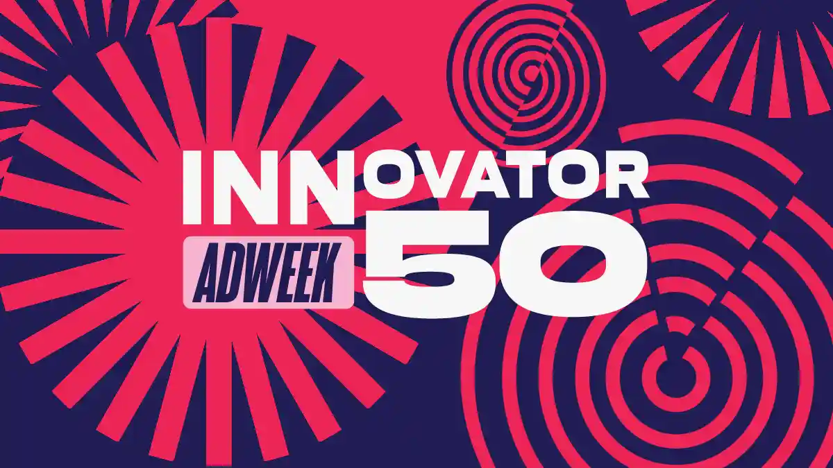In Fettdruck steht „INNOVATOR 50“, darunter das ADWEEK-Logo. Der Hintergrund ist eine Mischung aus Dunkelblau und Rot mit abstrakten Spiralen und Strahlungsmustern.