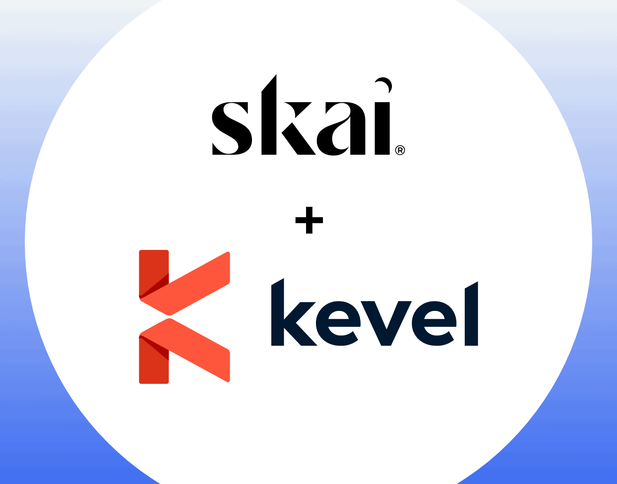 Les logos de Skai Kevel sont représentés côte à côte, séparés par un signe « + », sur un fond circulaire blanc aux bords dégradés de bleu.