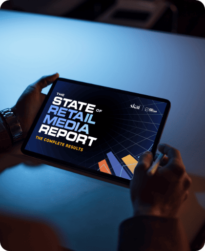 Eine Person, die ein Tablet in der Hand hält, auf dem ein Bericht mit dem Titel „The State of Retail Media Report: The Complete Results“ zu sehen ist, mit geometrischen Formen und einem dunklen Hintergrund, der Einblicke in den Bereich Retail Media im Jahr 2026 bietet.