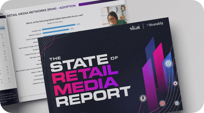 Ein Bericht mit dem Titel „The State of Retail Media Report“, der Einblicke in den Bereich Retail Media bis 2026 bietet, liegt aufgeschlagen da und zeigt Umfrageergebnisse sowie eine Frau bei einem Videoanruf. Oben auf dem Deckblatt sind die Logos Skai Stratably zu sehen.