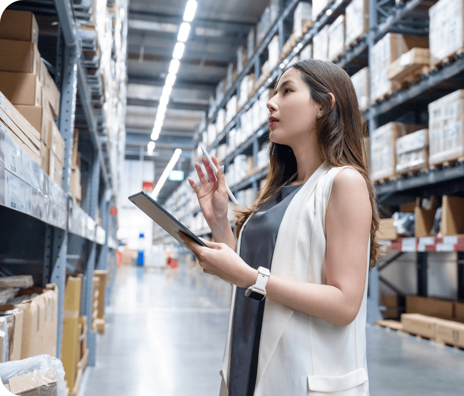 Eine Frau mit einem Tablet in der Hand inspiziert Regale in einem Lager, umgeben von Kartons und Waren, und konzentriert sich auf die Bestandsverwaltung angesichts der sich wandelnden Trends im Bereich Retail Media im Jahr 2026.