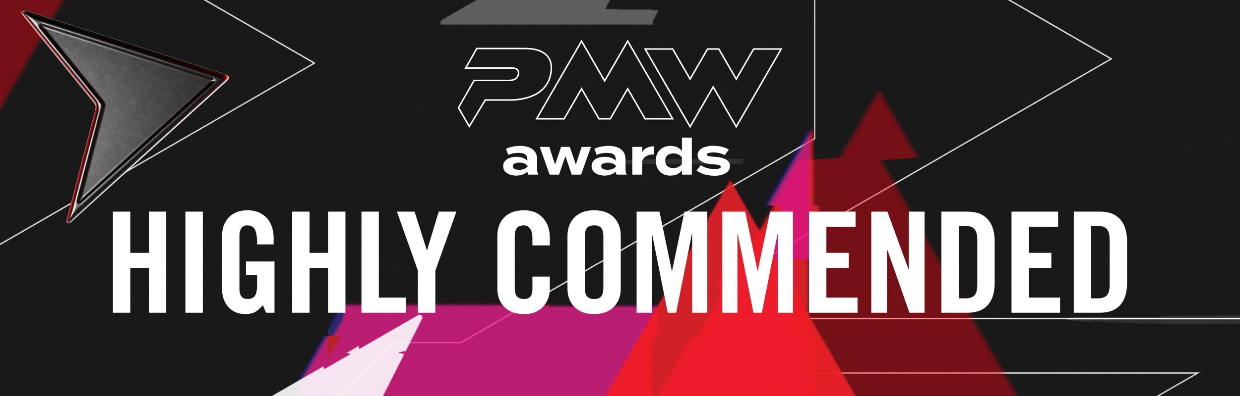 Das PMW Awards-Logo über einem großen weißen Schriftzug mit der Aufschrift „HIGHLY COMMENDED“ auf schwarzem Hintergrund, umgeben von abstrakten geometrischen Formen in Rot, Rosa, Grau und Weiß.