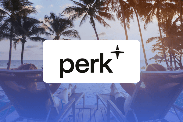 Deux personnes se détendent sur des transats au bord d'une piscine, avec des palmiers et l'océan en arrière-plan, au coucher du soleil. Le mot « perk », accompagné d'un symbole en forme d'étoile, apparaît en gros caractères au centre, mettant en avant une étude de cas sur le référencement payant dans un cadre tropical accueillant.