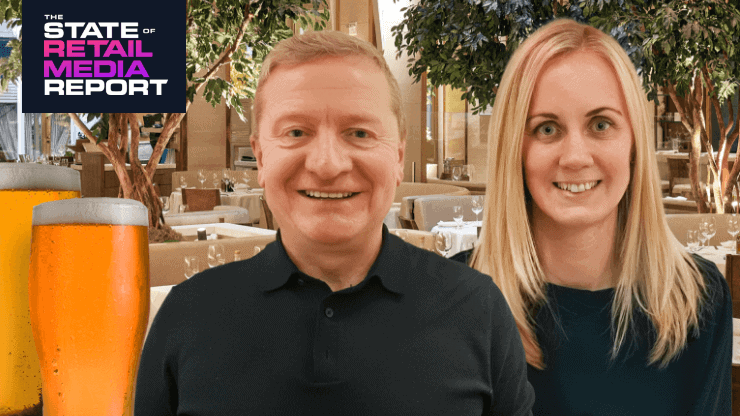 Deux personnes souriantes dans un décor de restaurant, avec deux grands verres de bière au premier plan. Le logo du rapport « State of Retail Media » figure dans le coin supérieur gauche.