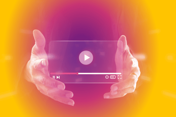 Les mains d'une personne tiennent un écran transparent sur lequel s'affiche l'interface d'un lecteur vidéo dotée d'un bouton « Lecture », entourée d'une lueur aux dégradés vifs de rose et de jaune — illustrant ainsi comment l'IA redéfinit le marketing à l'ère du numérique.