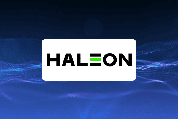 Das HALEON-Logo ist in fetten schwarzen Buchstaben auf einem weißen Rechteck dargestellt, wobei der Buchstabe „E“ aus drei grünen horizontalen Balken besteht. Das Ganze ist vor einem blauen Hintergrund mit dezenten Lichtwellenmustern platziert – perfekt für eine visuelle Darstellung einer Omnichannel-Fallstudie.