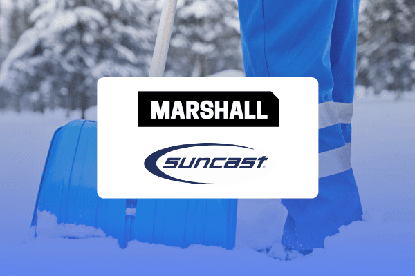 Une personne en pantalon bleu déblaye la neige à l'aide d'une pelle bleue. Au premier plan, on aperçoit les logos « Marshall » et « Suncast », qui illustrent une étude de cas sur le retail media. À l'arrière-plan, des arbres recouverts de neige apparaissent flous.