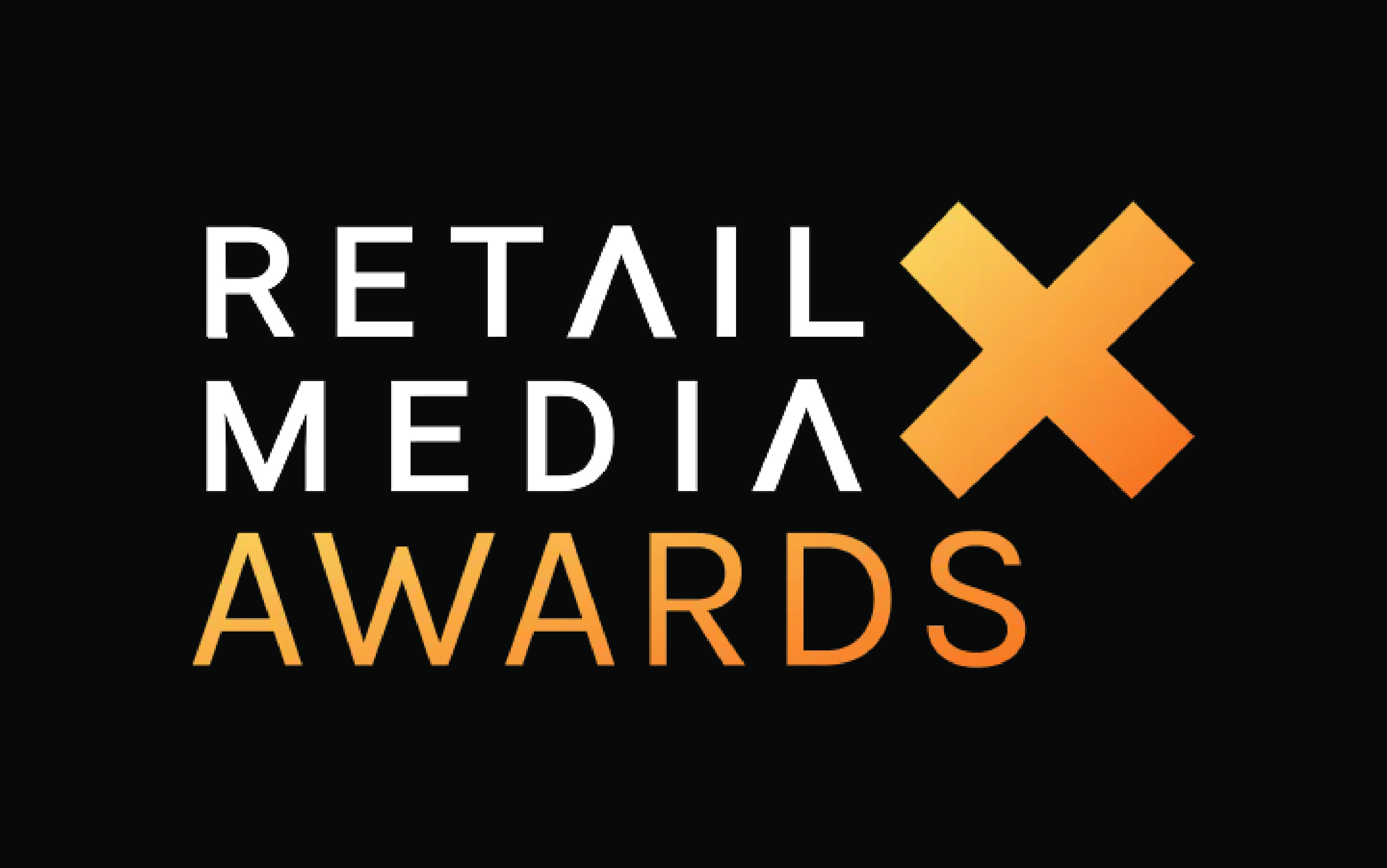 Auf dem Bild stehen die Worte „Retail Media X “ in fetter weißer Schrift mit orangefarbenem Farbverlauf auf schwarzem Hintergrund, daneben ein großes orangefarbenes X neben dem Wort „Media“.