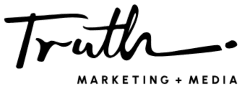 Ein Logo mit dem Wort „Truth“ in Handschrift und darunter „MARKETING + MEDIA“ in Großbuchstaben, alles in Schwarz auf hellem Hintergrund.