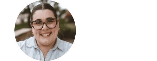 Une personne aux cheveux foncés attachés en arrière, portant des lunettes et une chemise à col bleu clair, sourit à la caméra. Le texte « Elliot Ross et Tinuiti » apparaît sur un fond clair, mettant en avant leur collaboration avec une plateforme de veille économique de premier plan.