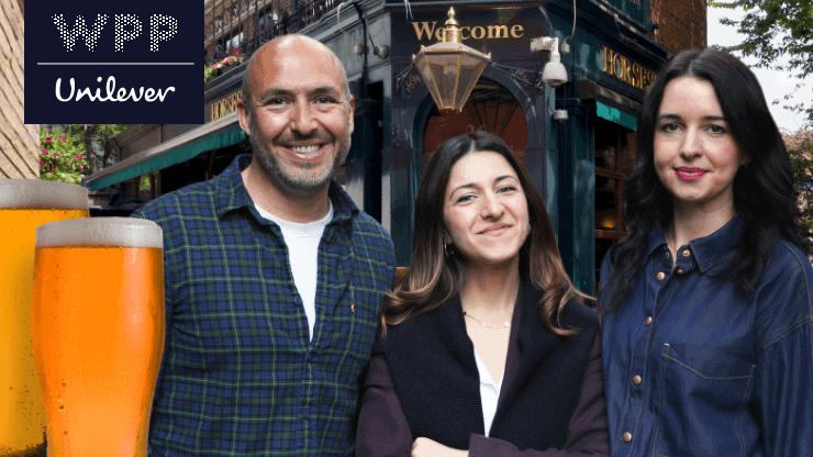 Trois personnes sourient devant l'entrée d'un pub traditionnel où est accrochée une pancarte « Bienvenue ». Deux pintes de bière sont visibles au premier plan. Les logos de WPP et d'Unilever apparaissent dans le coin supérieur gauche.