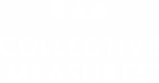 Der weiße Text „COLLECTIVE MEASURES“ in fetten Großbuchstaben unter einem geometrischen Logo aus einem Halbkreis und zwei Dreiecken. Das Bild vor hellgrauem Hintergrund steht für die Retail-Media-Fallstudie.