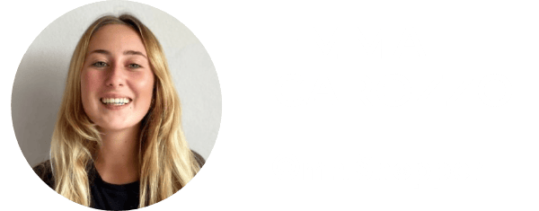 Une jeune femme souriante aux longs cheveux blonds, vêtue d'un t-shirt noir. À côté d'elle, on peut lire « Emma Carozzo » et « OmniShopper » sur un fond gris clair, soulignant sa collaboration avec des sociétés de référence dans le domaine de l'intelligence de marché.