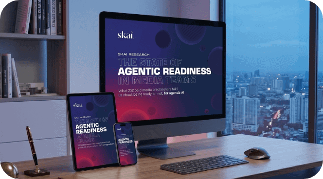 Auf einem Computermonitor, einem Tablet und einem Smartphone wird ein Bericht mit dem Titel „The State of Agentic Readiness in Media Teams“ von Skai angezeigt. Die Geräte stehen auf einem Schreibtisch neben einem Fenster mit Blick auf die Stadt.