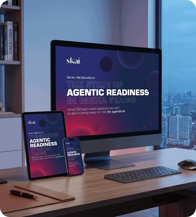 Auf einem Holzschreibtisch in einem modernen Büro mit Blick auf die Stadt sind ein Desktop-Monitor, ein Tablet und ein Smartphone zu sehen, auf denen dasselbe Titelblatt eines Berichts mit dem Titel „The State of Agentic Readiness in Media Teams“ von Skai angezeigt wird.