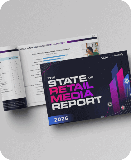 Neben einer aufgeschlagenen Seite, auf der Diagramme, Text und ein kleines Foto einer Frau auf hellgrauem Hintergrund zu sehen sind, liegt eine Broschüre mit dem Titel „The State of Retail Media Report 2026“.