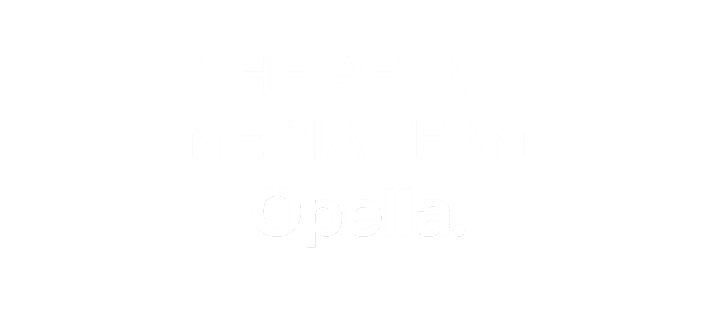 L'inscription « THE RETAIL MEDIA TEAM Opella », en lettres blanches sur fond gris clair, est centrée et en majuscules, mettant ainsi en valeur Opella, un acteur de premier plan parmi les sociétés d'analyse de marché, qui apporte expertise et innovation.