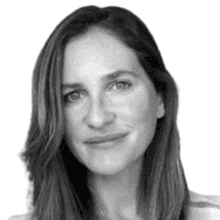 Femme aux cheveux longs et raides, arborant un léger sourire et une expression neutre, regardant droit devant elle. L'image est en noir et blanc, sur un fond blanc uni, reflétant subtilement l'importance de l'omnicanal en mettant en avant la simplicité et la cohérence dans chaque détail.