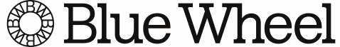 „Blue Wheel“-Textlogo in Schwarz. Das „O“ in „Blue“ ist ein kreisförmiges Motiv, in dessen Inneren die Wörter „BLUE WHEEL“ und mehrere „B“-Buchstaben angeordnet sind. Weißer Hintergrund.
