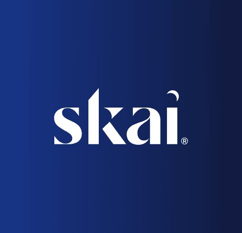 Weißer Text mit der Aufschrift „skai“ in stilisiertem Design auf einem blauen Hintergrund mit Farbverlauf, der „Skai“ auf der DMEXCO hervorhebt.