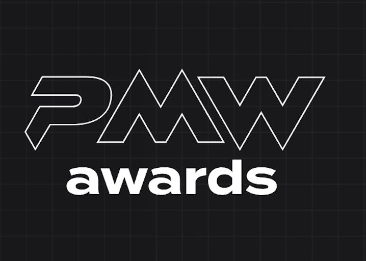 Die Buchstaben „PMW“ in weißer Umrandung über dem Wort „awards“ in fetter weißer Schrift vor einem dunklen Rasterhintergrund.